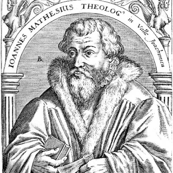 Das Bild zeigt eine historische Druckgrafik von Johannes Mathesius. Dargestellt ist ein bärtiger Mann mit kurzem Haar und Pelzkragen, der ein Buch in der Hand hält und frontal dargestellt ist.