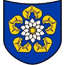 Blaues Wappenschild mit fünf goldenen Blüten im Kreis angeordnet, die eine silberne Blüte mit gelber Mitte in der Schildmitte umgeben.