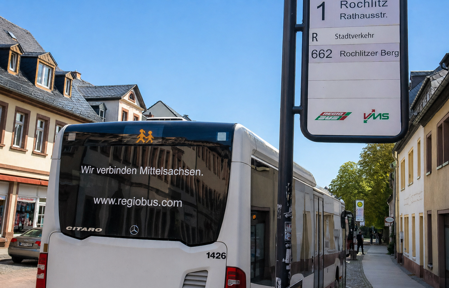 Schulbus hält an der Haltestelle in der Rathausstraße