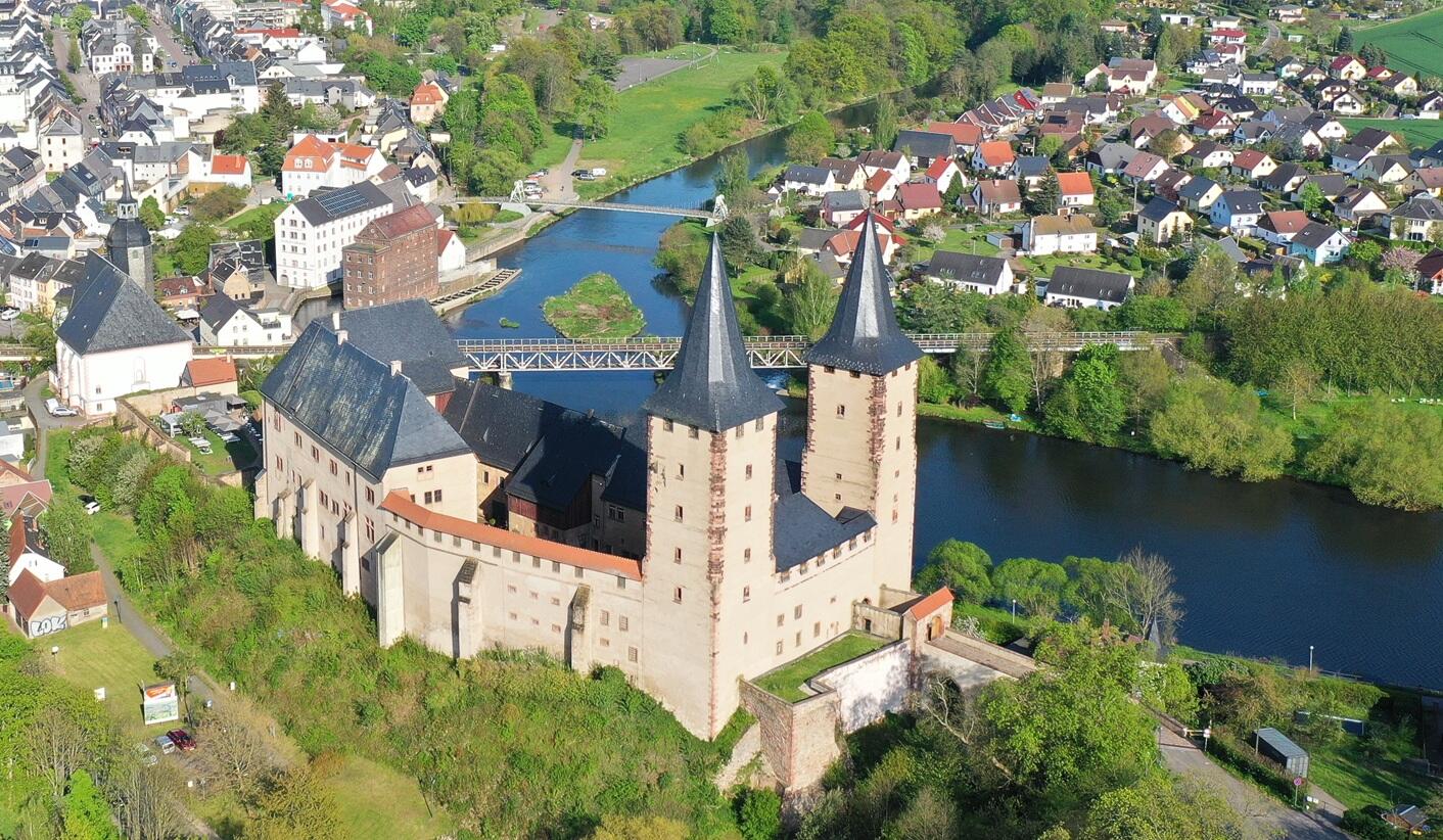 Luftaufnahme vom Rochlitzer Schloss mit Blick auf Zaßnitz 