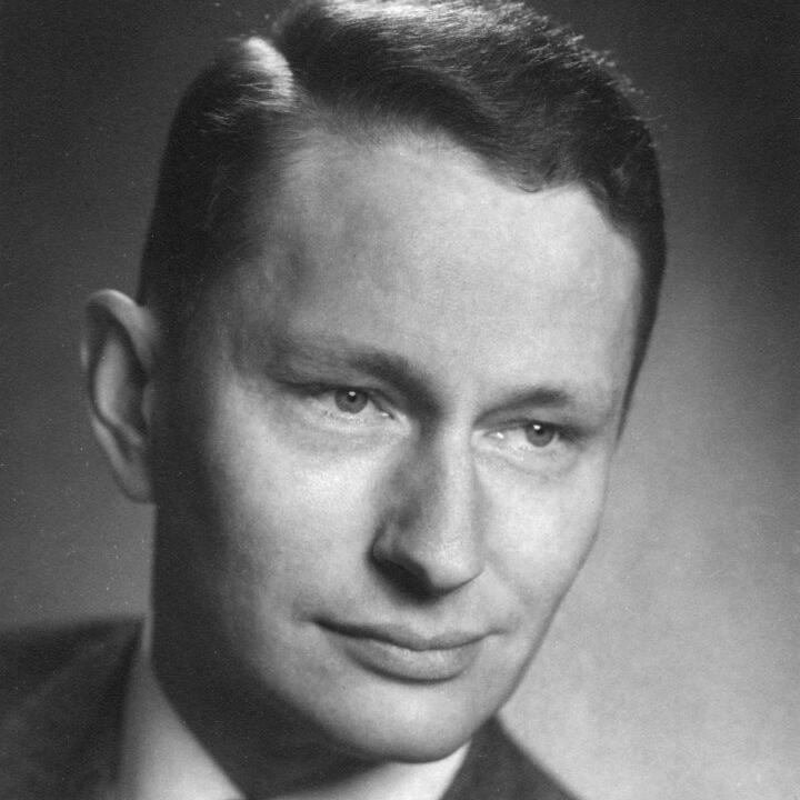 Das Bild zeigt ein Schwarz-Weiß-Porträt von Manfred Börner. Dargestellt ist ein Mann mit kurzen, seitlich gescheitelten Haaren, der einen Anzug mit Hemd und Krawatte trägt und leicht zur Seite blickt.