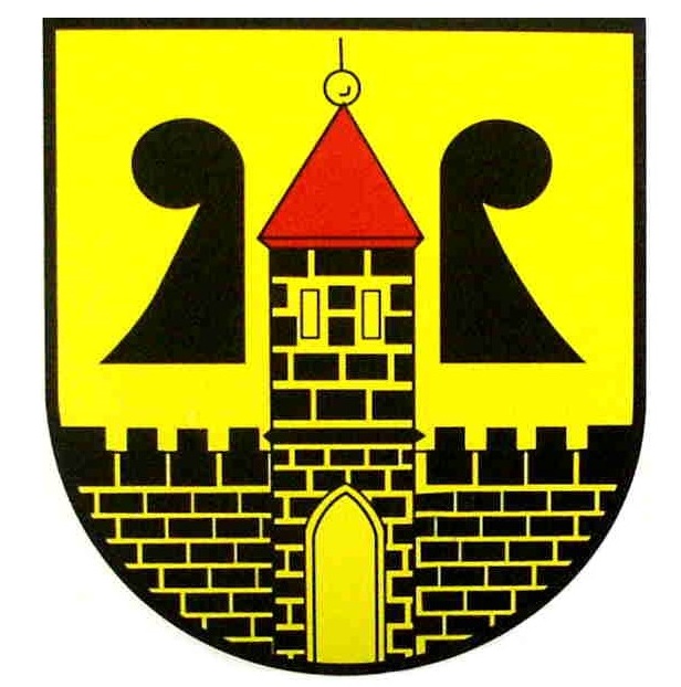 Stadtwappen von Rochlitz: Auf gelbem Hintergrund steht eine schwarze, gemauerte Stadtmauer mit einem zentralen Turm. Der Turm hat ein rotes, spitzes Dach mit einer kleinen Kugel und Spitze. In der Mauer befindet sich ein rundbogiges Tor. Links und rechts neben dem Turm sind zwei schwarze, geschwungene Formen dargestellt.