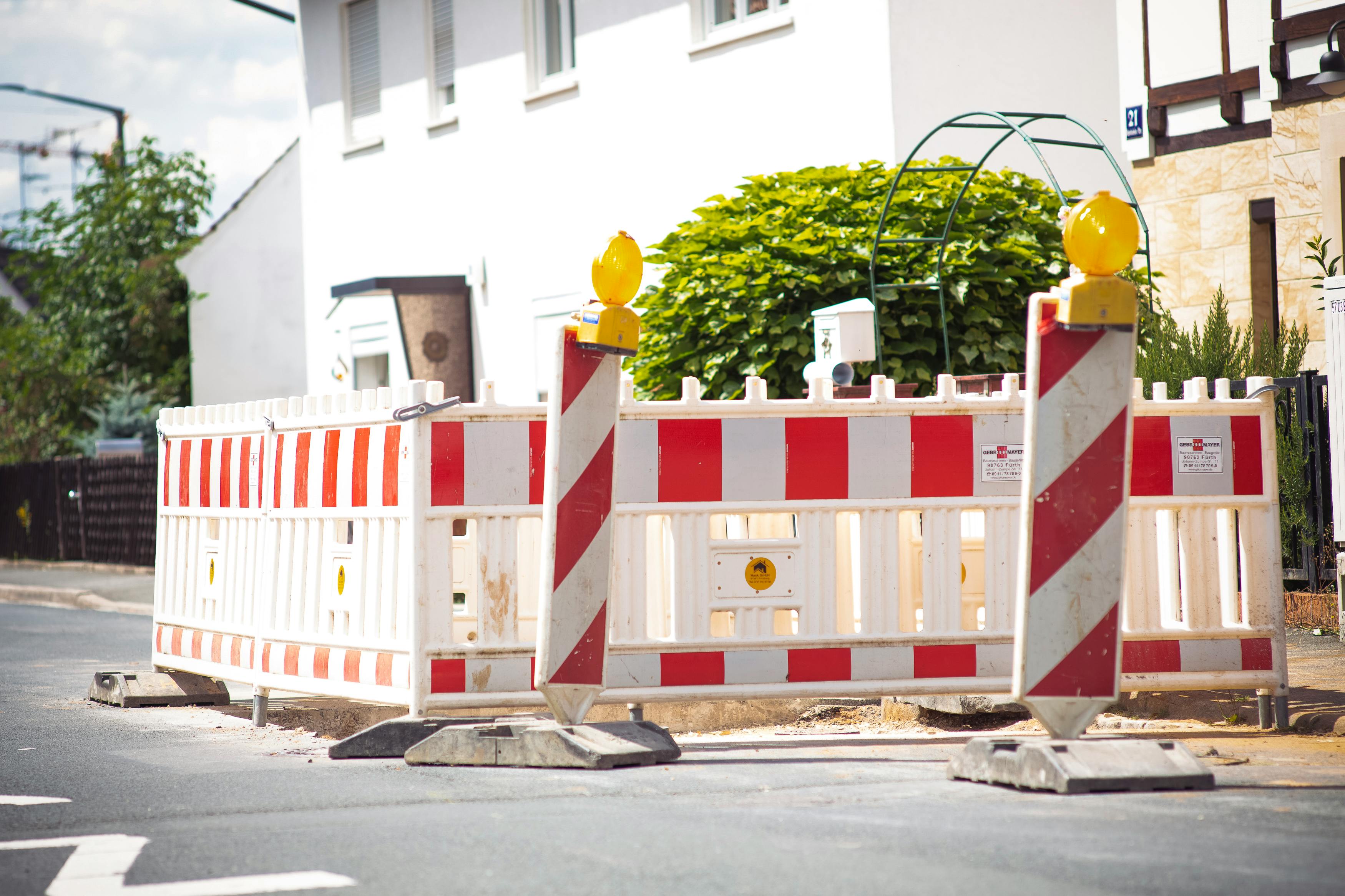 Baustellenabsperrung auf einer Straße